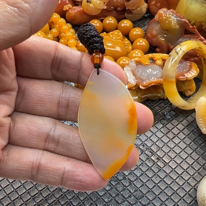 石英质玉（黄龙玉）颈饰未镶嵌