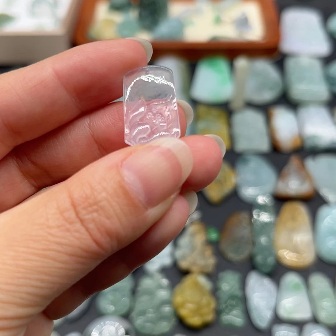 翡翠未镶嵌颈饰莲花