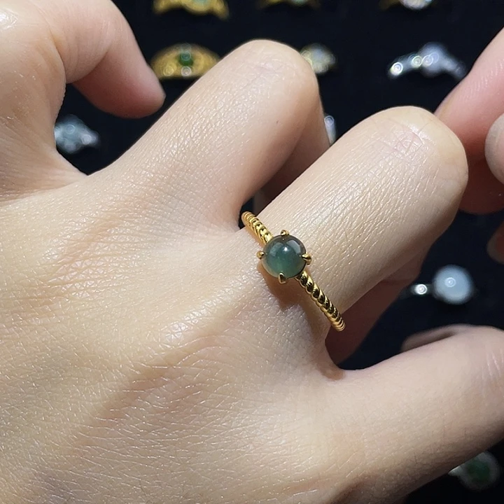 翡翠未镶嵌颈饰戒指