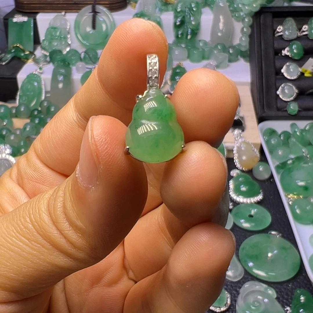 石英质玉（非洲翠）未镶嵌颈饰