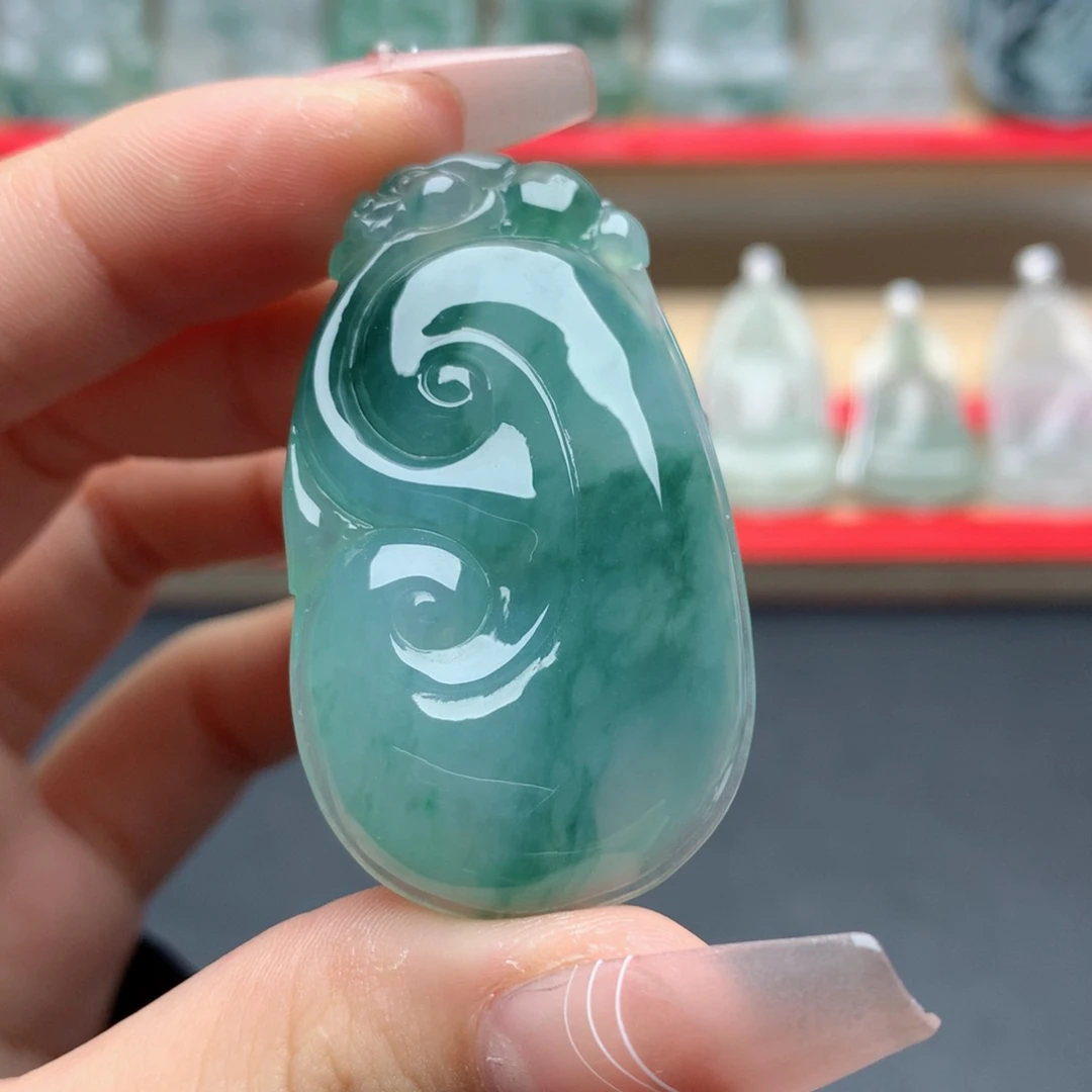 翡翠未镶嵌颈饰如意