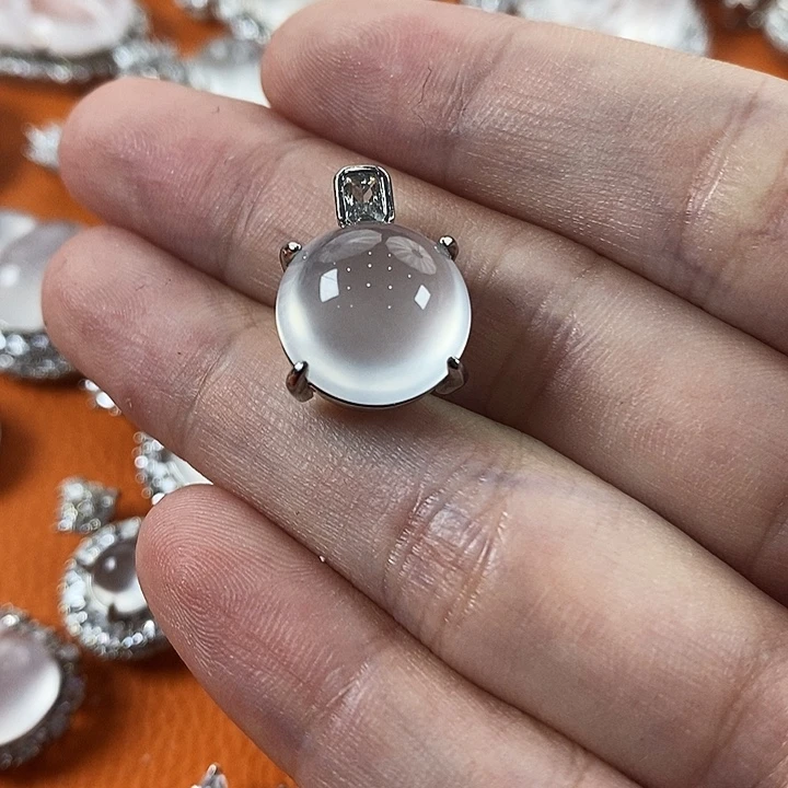 石英质玉合金颈饰