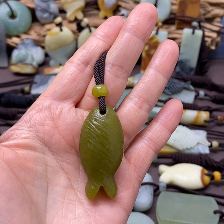 蛇纹石玉未镶嵌颈饰