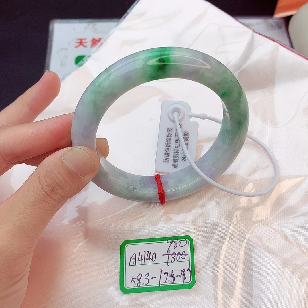 翡翠手镯未镶嵌翡翠