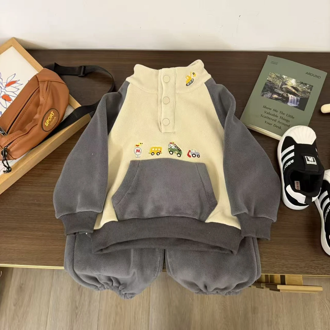 儿童秋冬刺绣小汽车拼色加绒两件套H2560