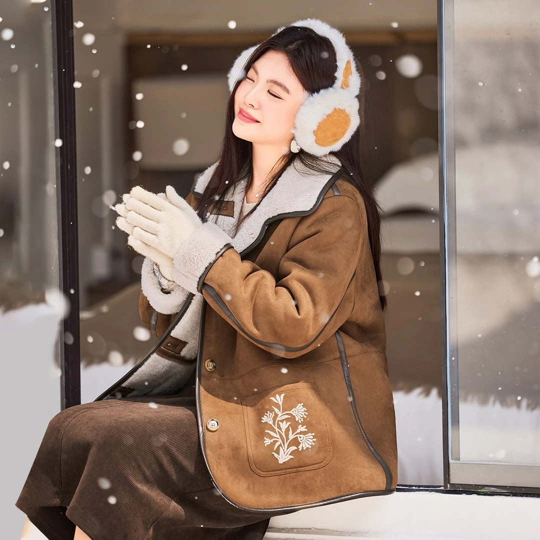 【麂皮绒仿羊羔毛】MsShe大码女装冬装刺绣皮毛一体外套Q2510037