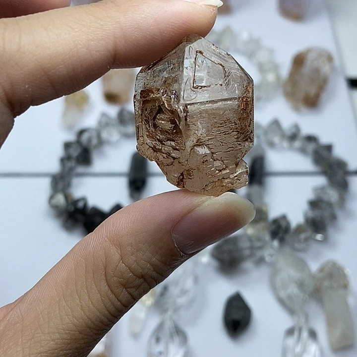 未镶嵌颈饰水晶开窗红泥