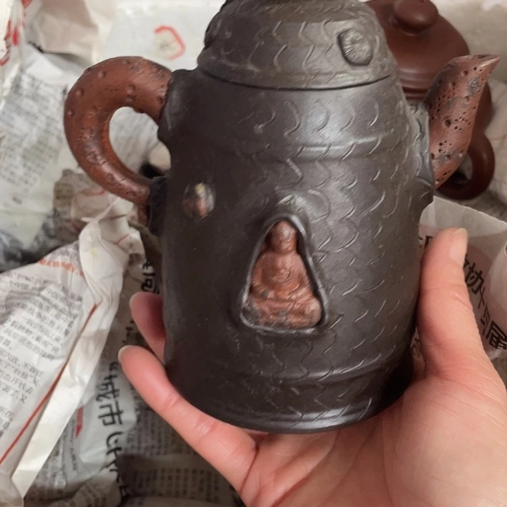 紫砂茶壶原矿泥料，手工制作的一把紫砂壶。