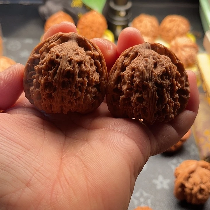 枫****把件文玩核桃全品南疆石边45