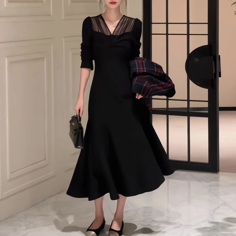 2025秋季新款法式赫本风微透V领气质修身黑色连衣裙显瘦长袖黑裙