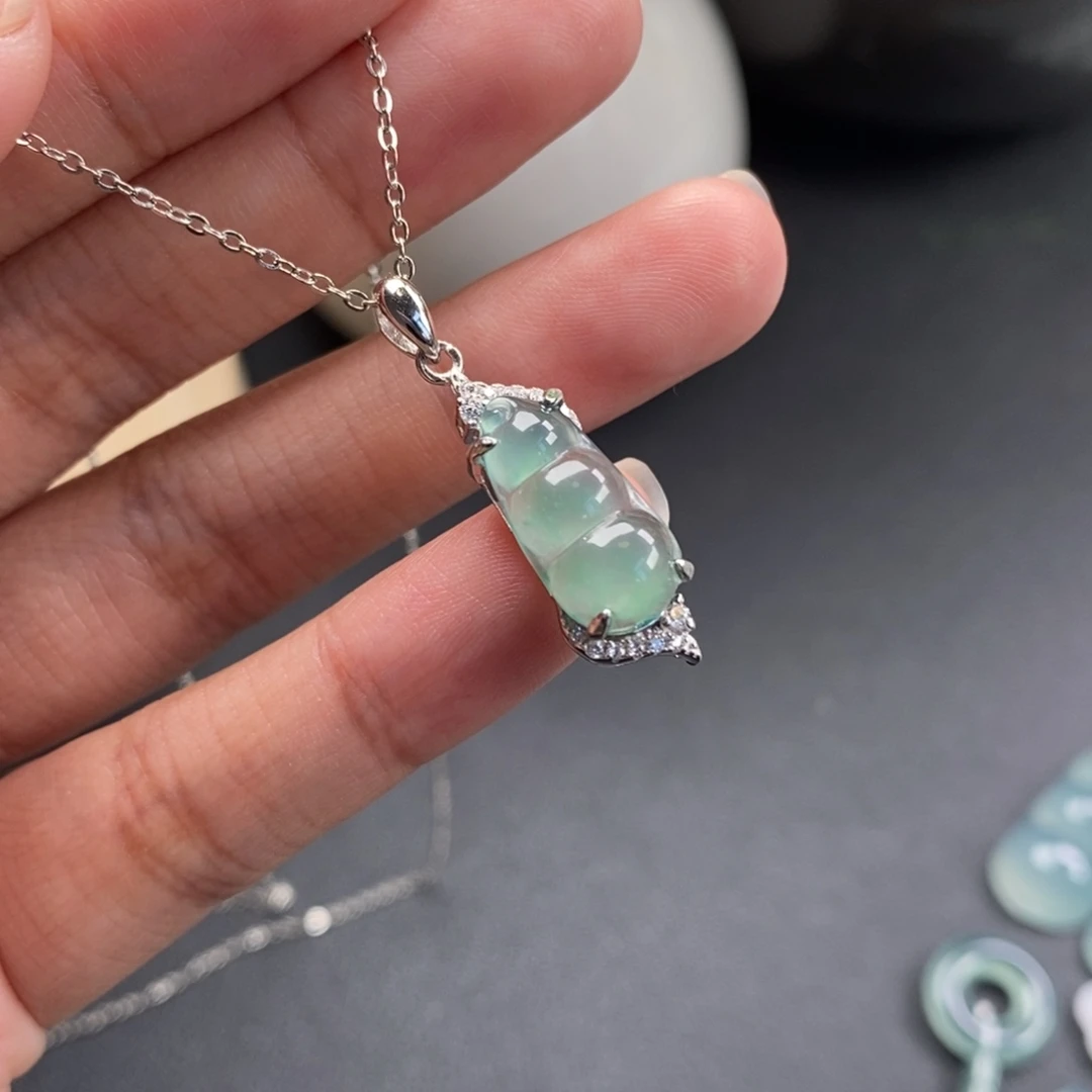 翡翠散珠晴绿豆子锁骨吊坠925银