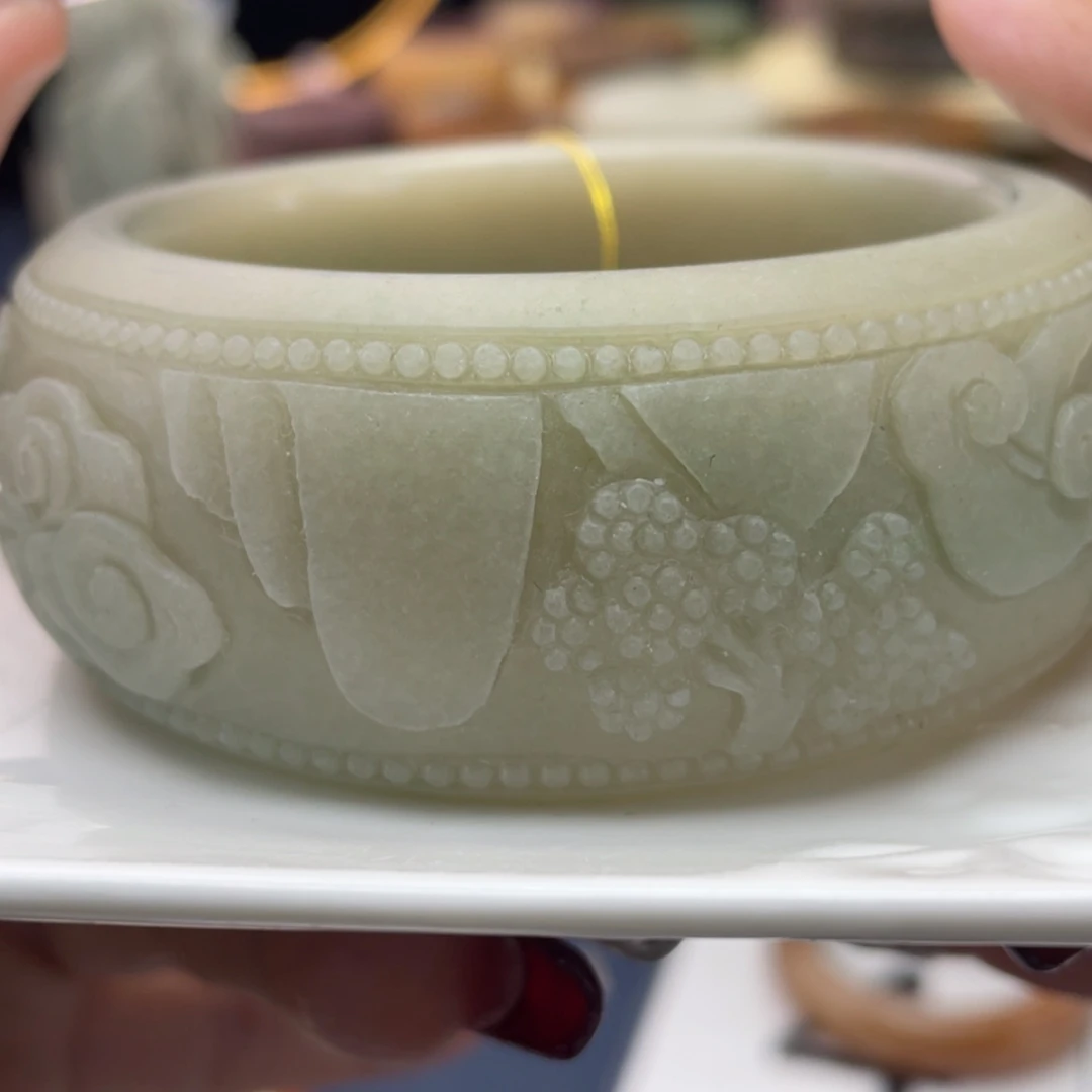 【闪购商品】石英质玉手镯未镶嵌甄****?