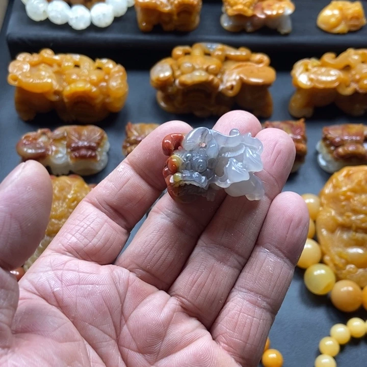 石英质玉（黄龙玉）未镶嵌颈饰