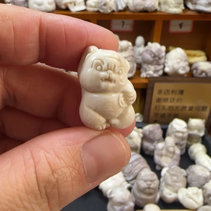 非金属配饰鹿角雕刻老虎