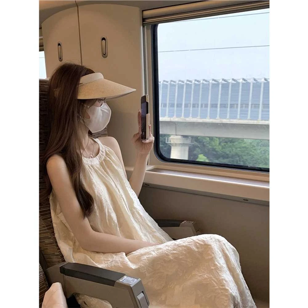 挂脖吊带无袖杏色连衣裙子女夏2025新款露背海边度假法式沙滩长裙