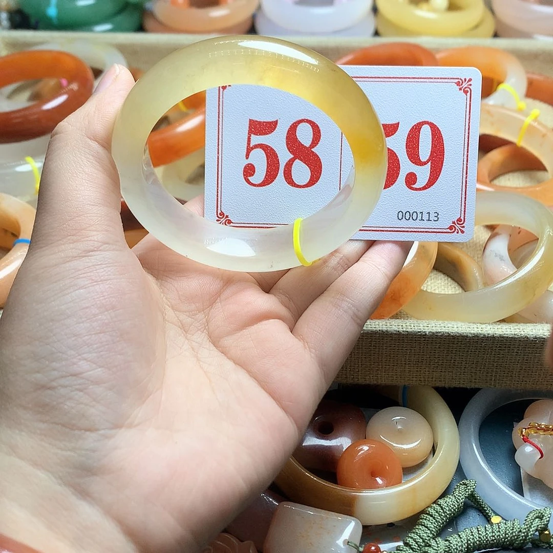 未镶嵌石英质玉（黄龙玉）手镯