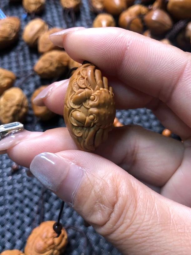 橄榄核雕刻螃蟹荷叶