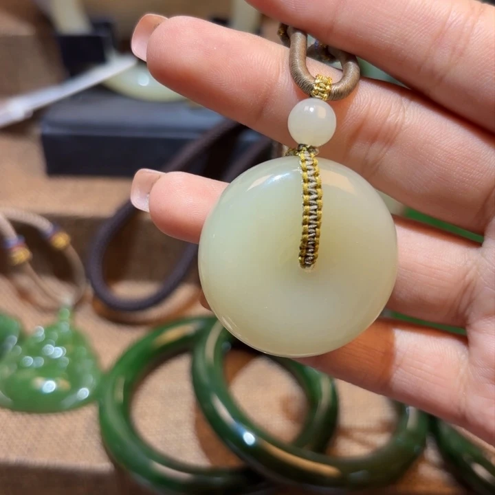 颈饰未镶嵌和田玉