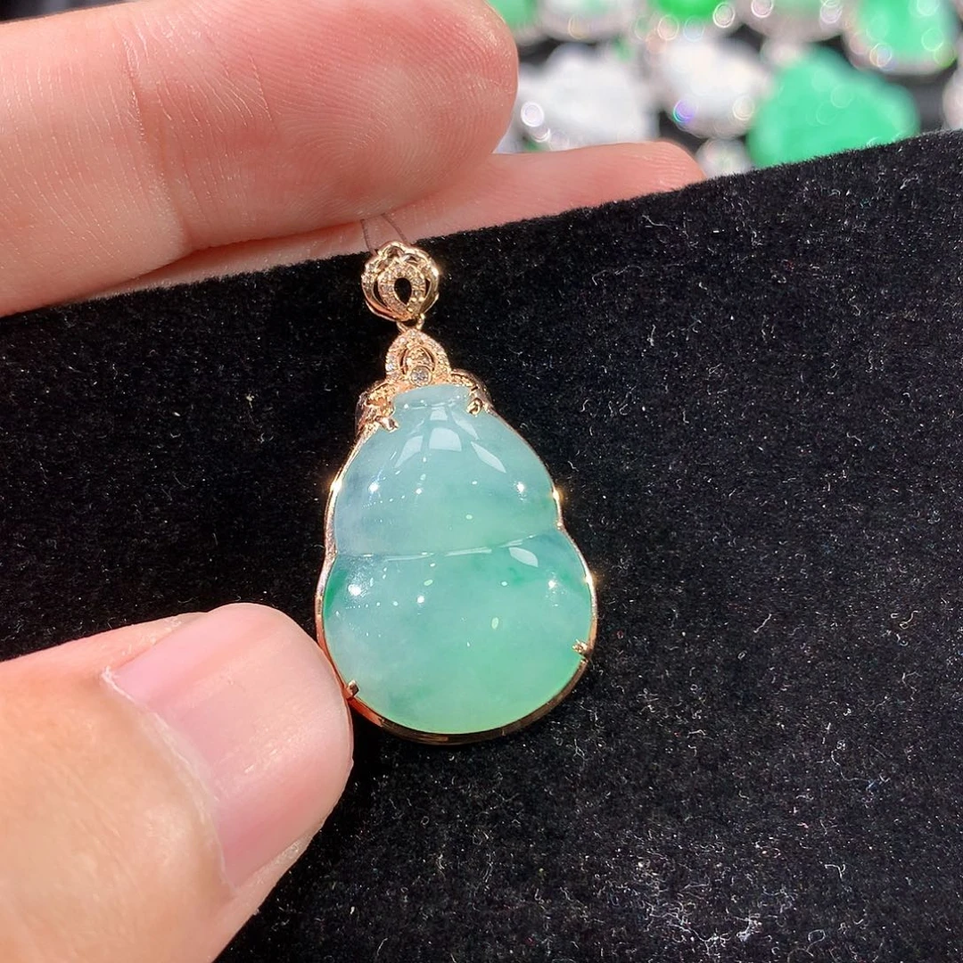 翡翠18K金镶嵌颈饰