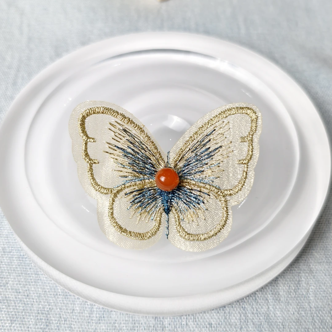 南红珠蝴蝶合金胸针