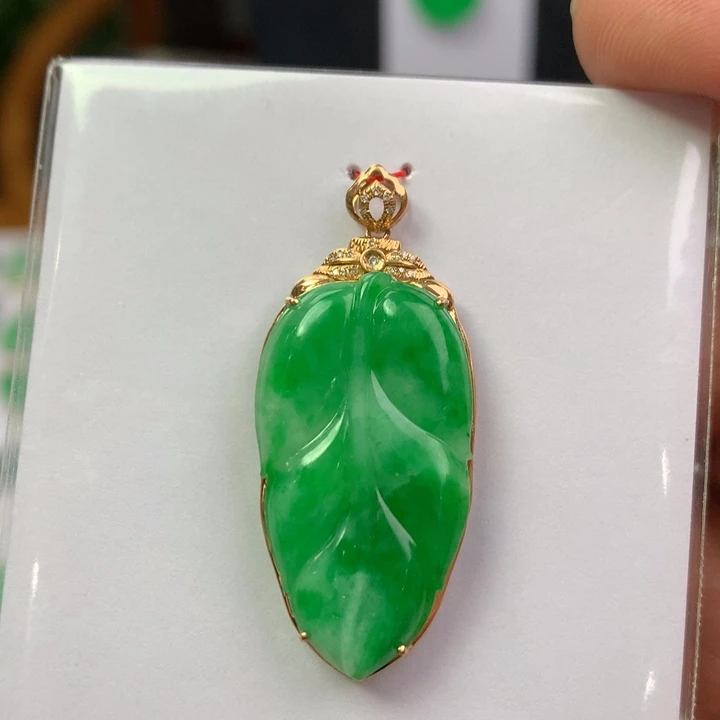 翡翠18K金镶嵌颈饰