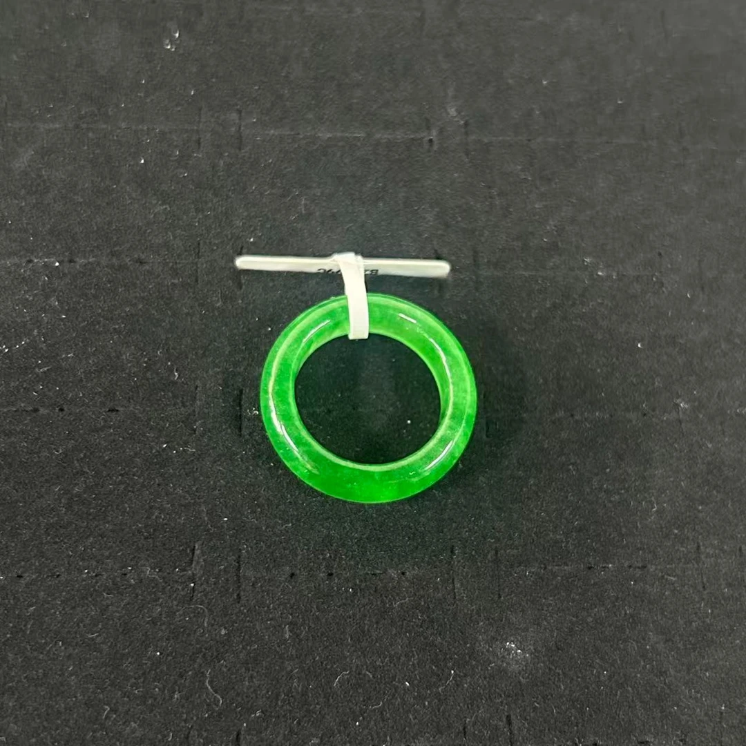 绿翠色圆环玉石戒指