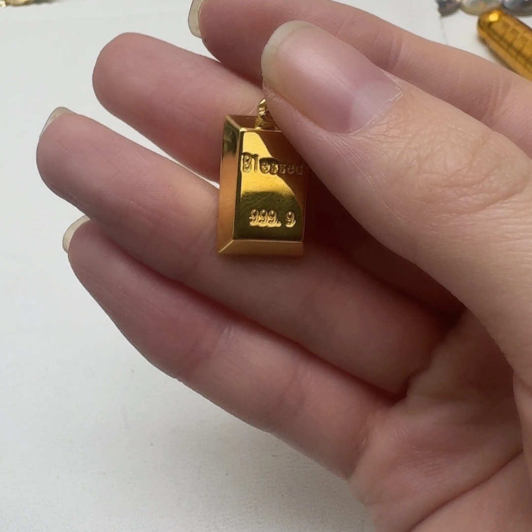 颈饰足金镶嵌钻石成品