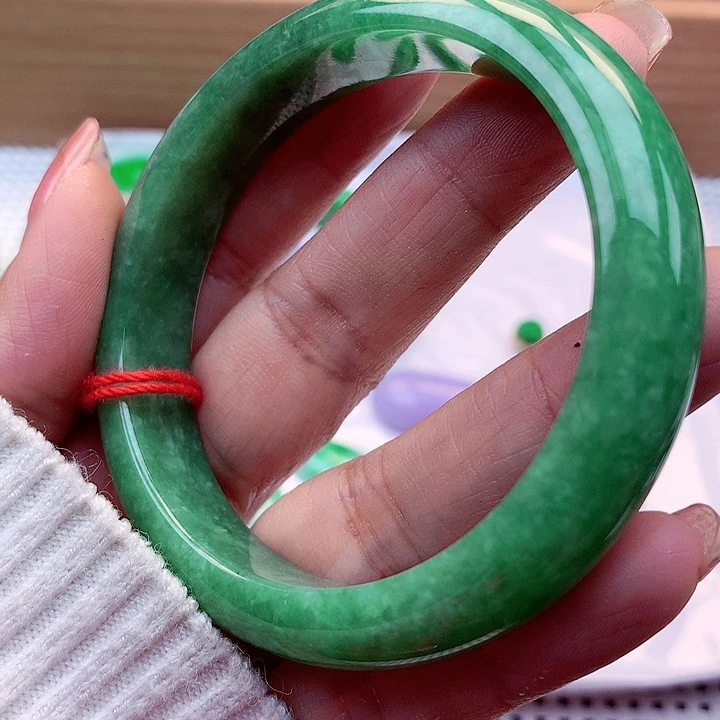 翡翠手镯未镶嵌翡翠