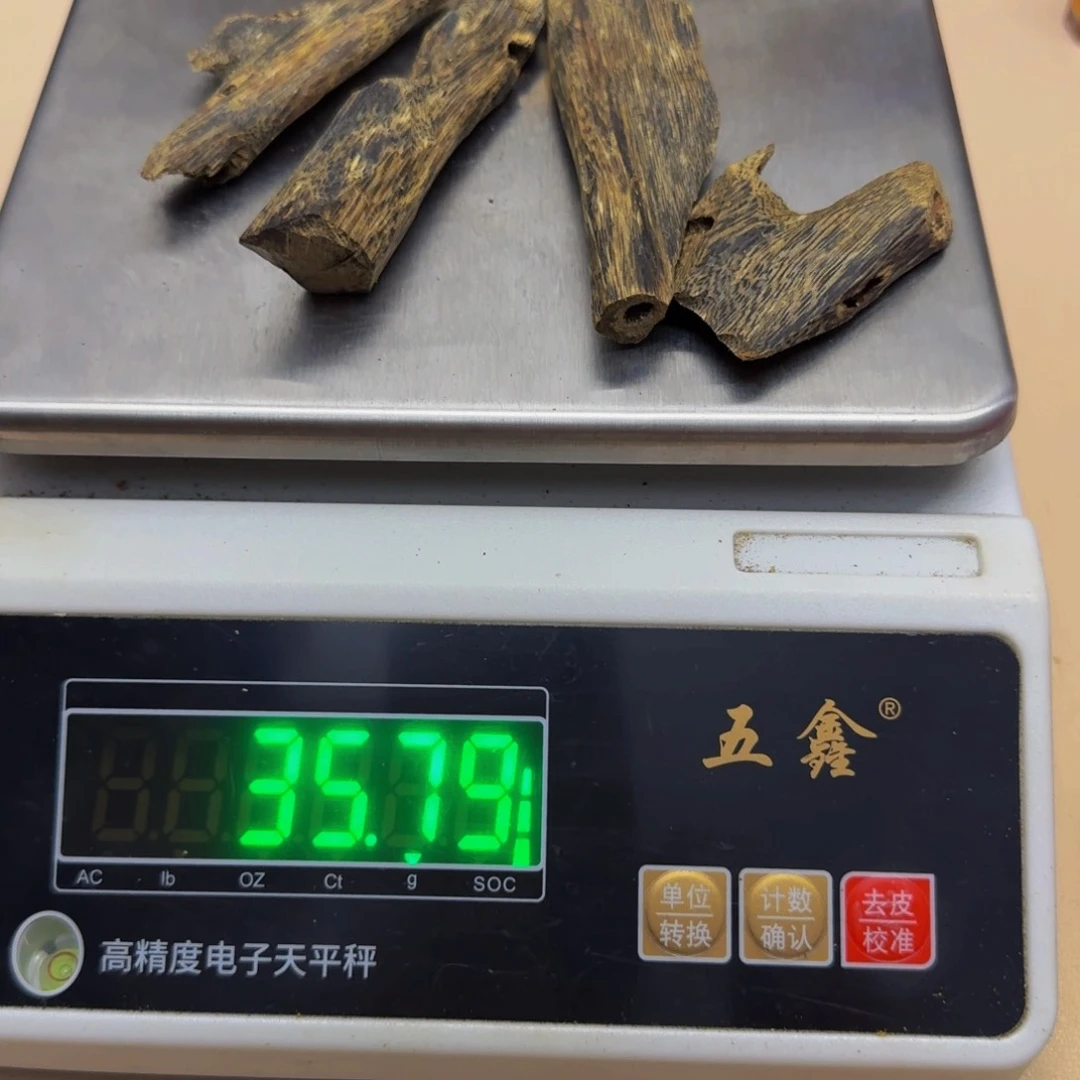顾***沫沉香碎屑沉香蓝宝石虫漏35克