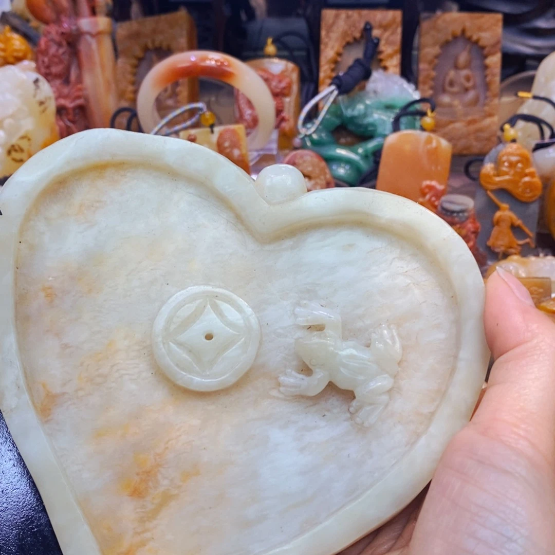 未镶嵌石英质玉（黄龙玉）颈饰