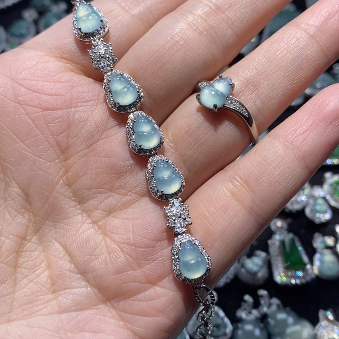 一***月翡翠未镶嵌颈饰翡翠