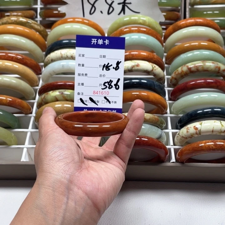 蛇纹石玉手镯未镶嵌?**擎