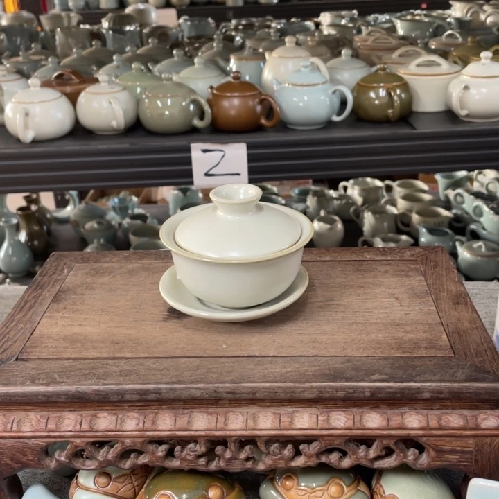 摆件月白釉小元宝盖碗