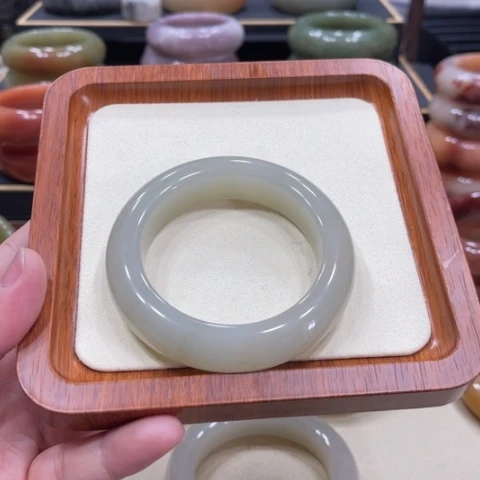 未镶嵌手镯石英质玉