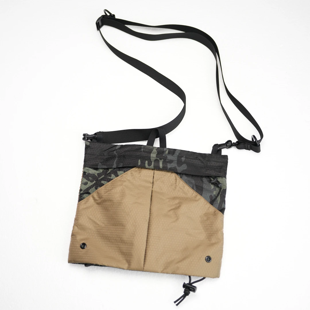 鹰爪拼色款斜挎包 暗夜黑卡其拼色