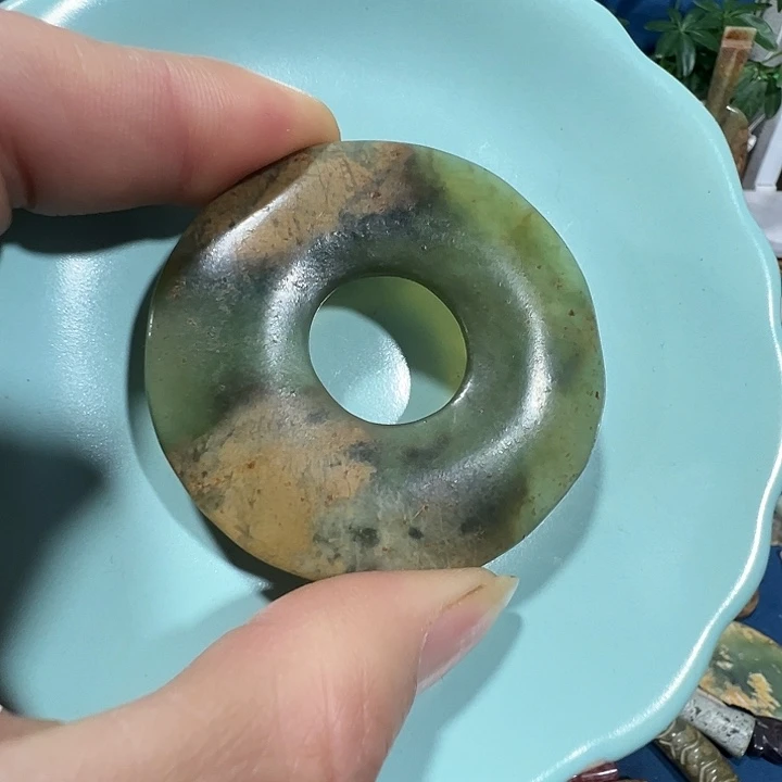 透闪石质玉未镶嵌挂件