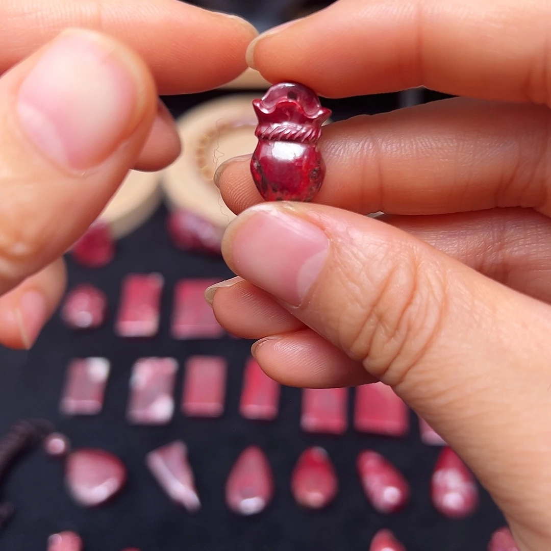 天然辰砂天然朱砂原矿雕刻件重量4.1g