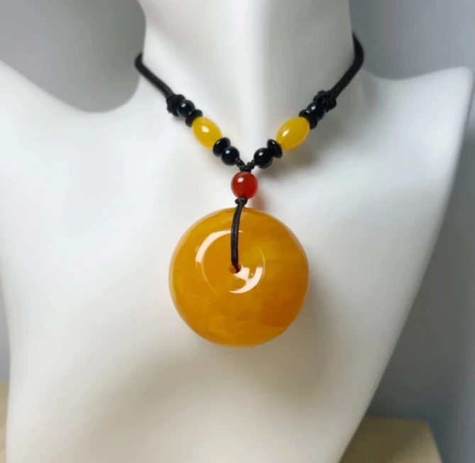 w043 藏族精工雕刻蜜糖色双面平安扣吊坠毛衣链