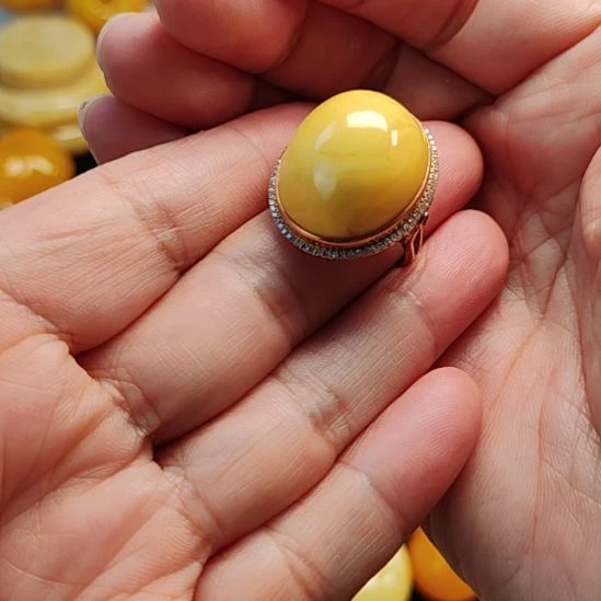 蜜蜡18K金镶嵌戒指戒指18k金镶嵌。