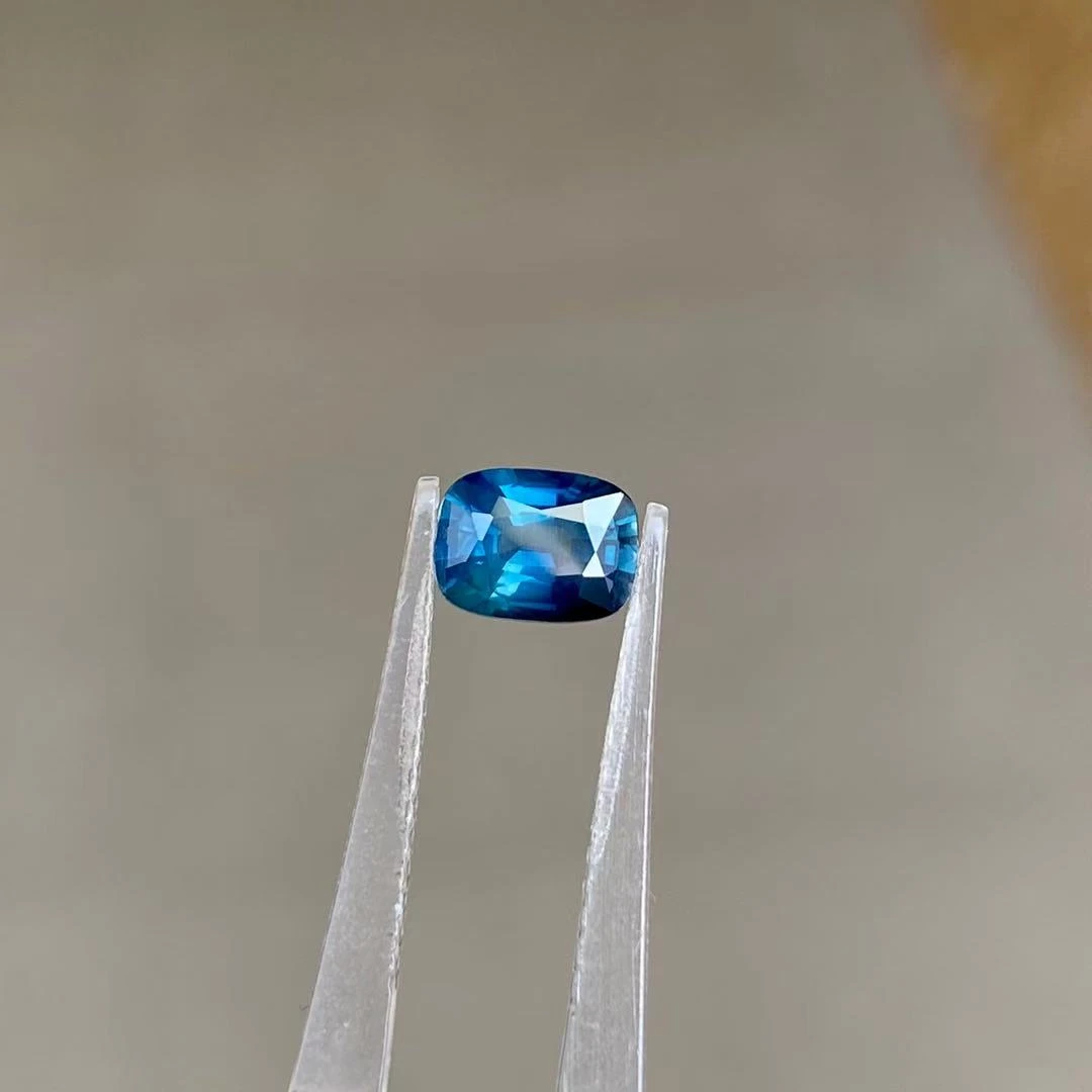 天然彩色蓝宝石1.32克拉