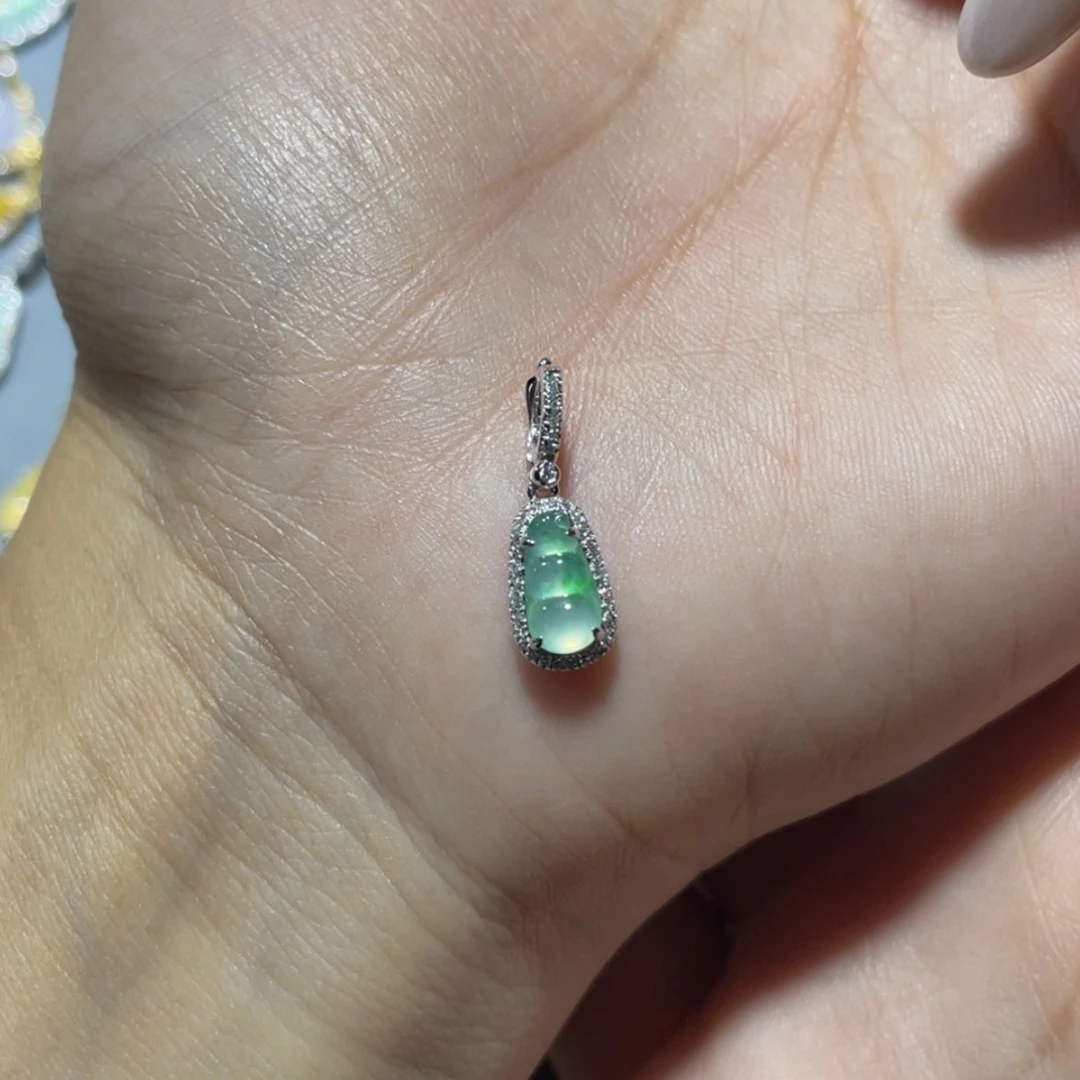 【闪购商品】颈饰18K金镶嵌翡翠