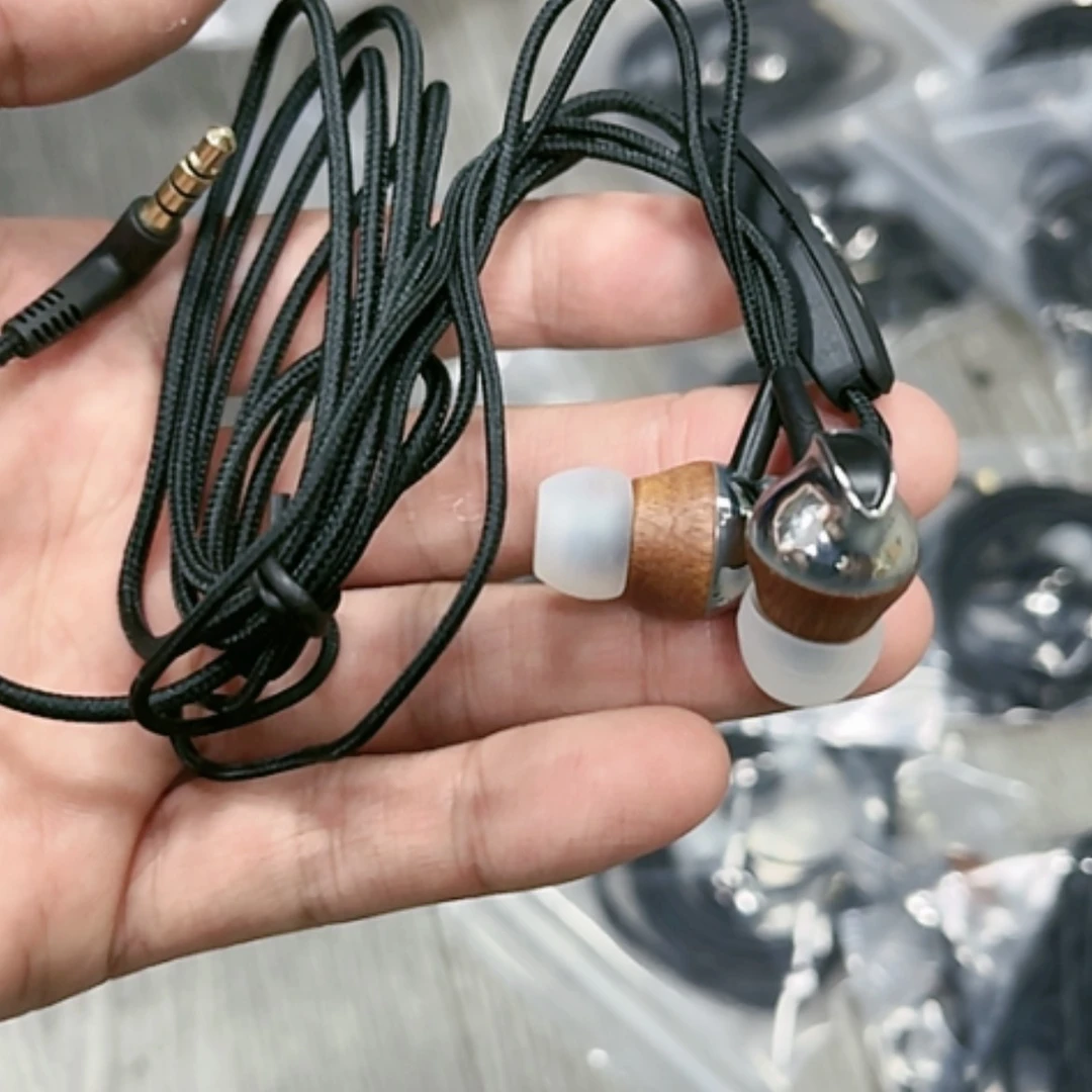 【闪购商品】95新落****阁木耳机