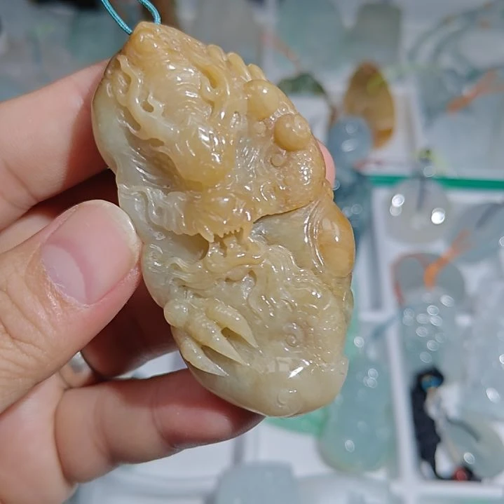 翡翠未镶嵌颈饰龙牌