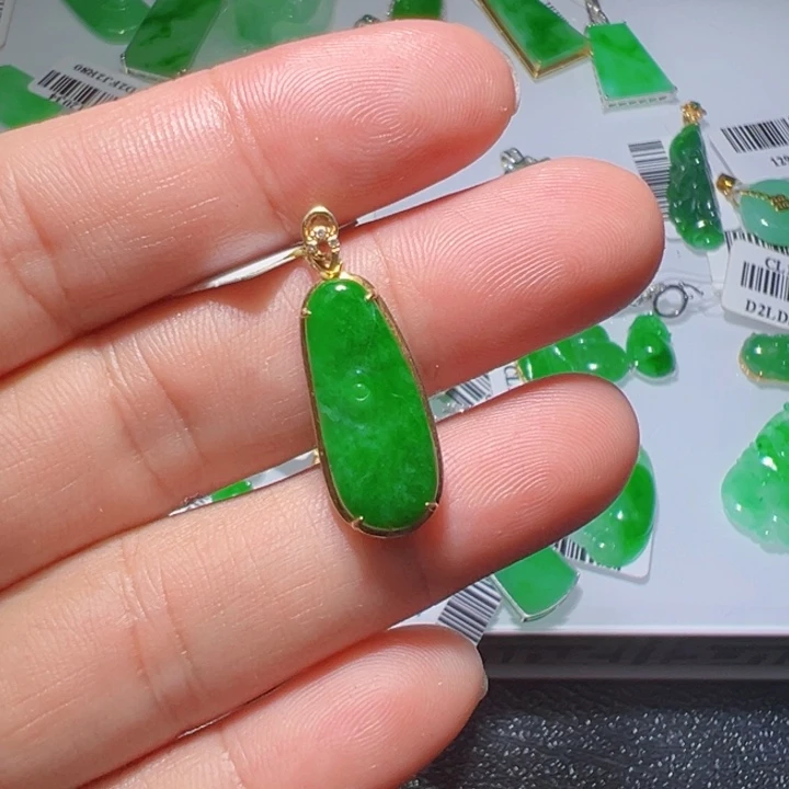 18K金镶嵌挂件翡翠