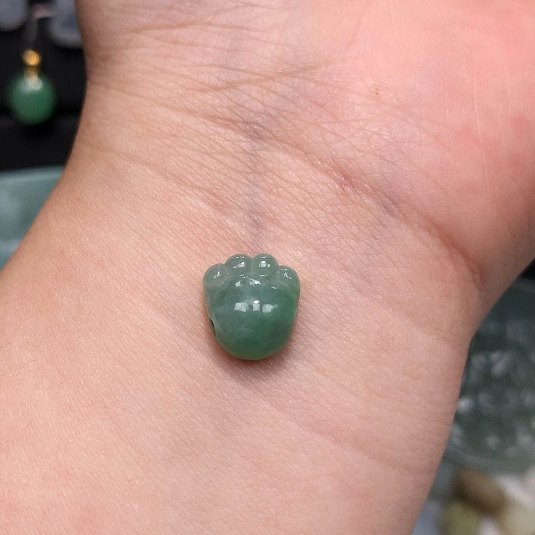 翡翠未镶嵌颈饰熊掌