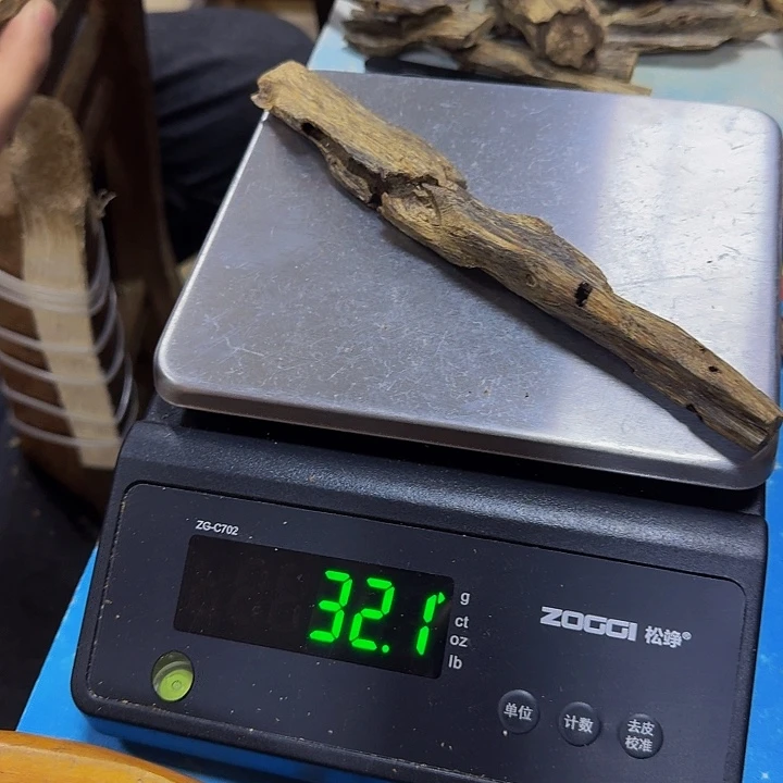 沉香沉香碎屑添****宝红金妮32克