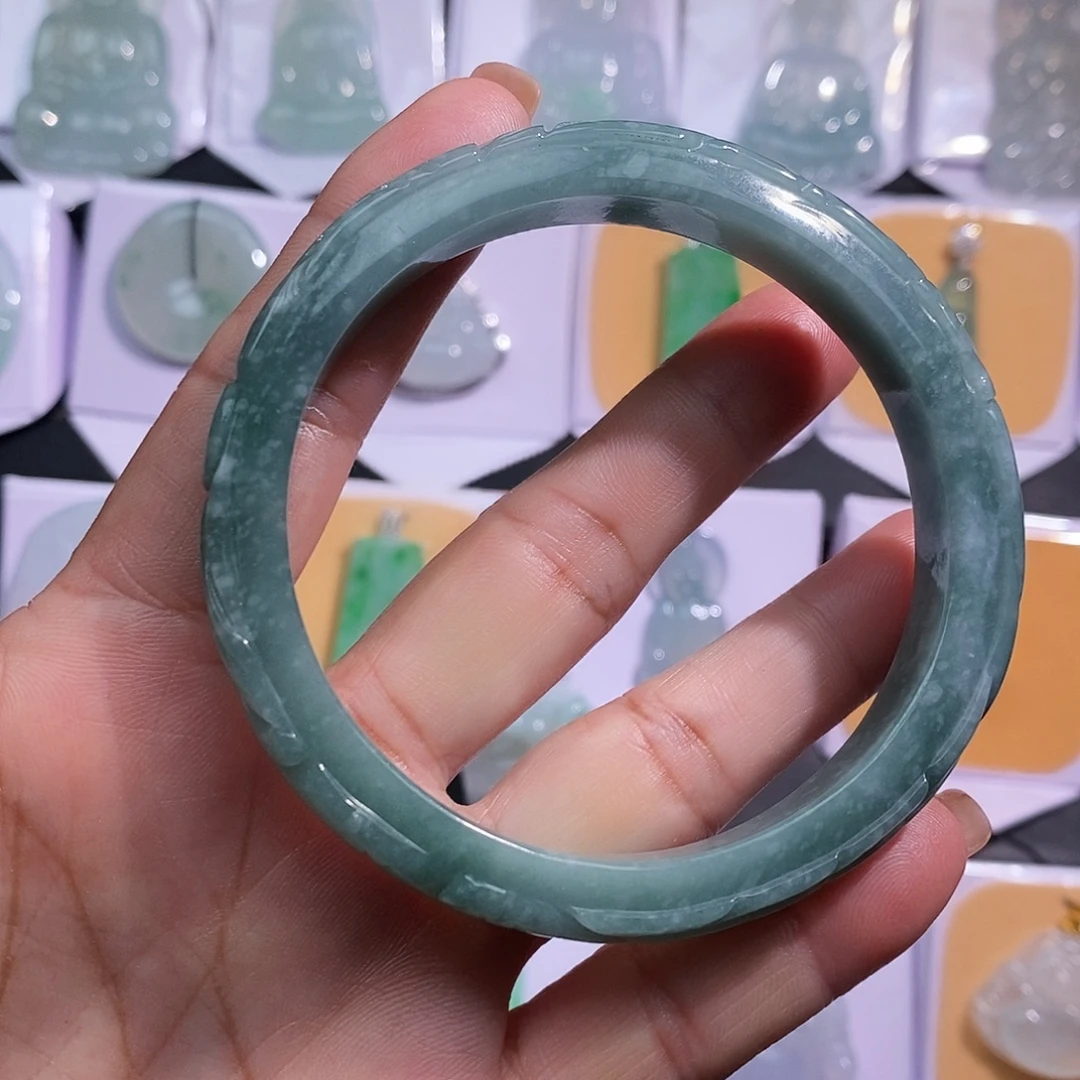 翡翠未镶嵌颈饰手镯