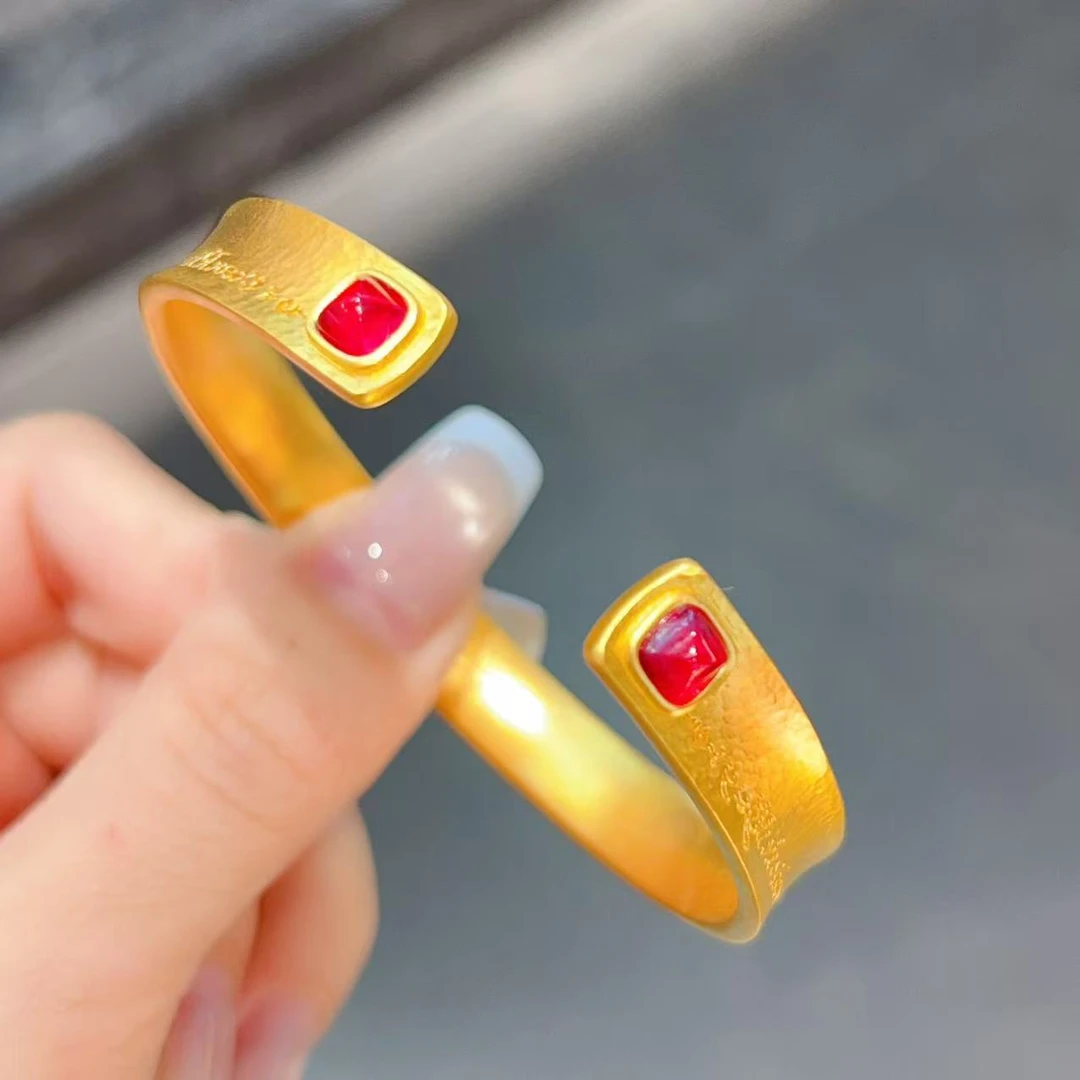 【新美源】足金999 镶嵌工艺 錾刻锤纹红宝手镯（圈口可上下调整）