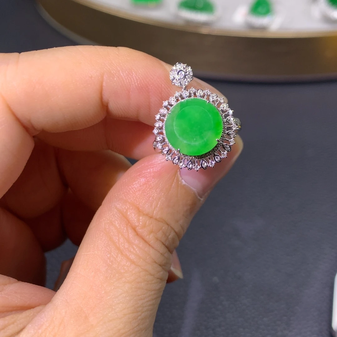 翡翠戒指18K金镶嵌翡翠