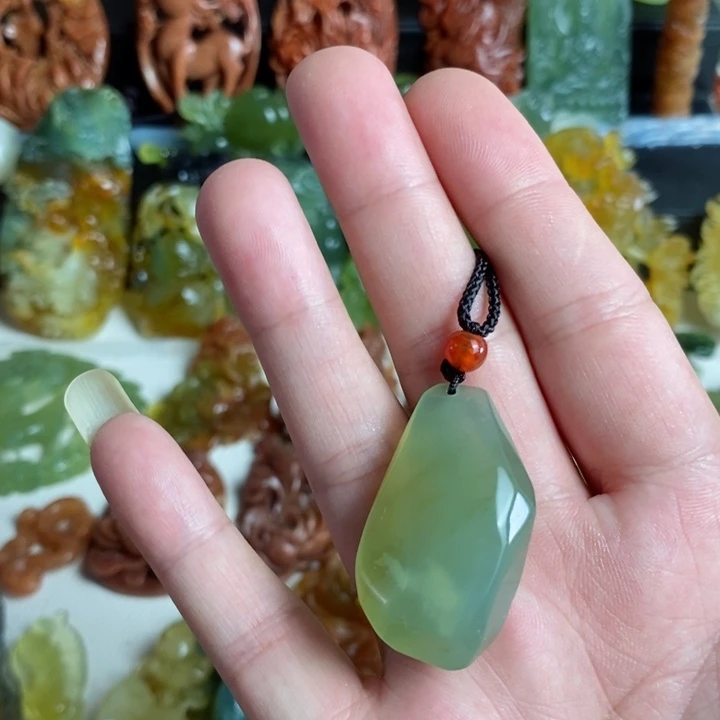 蛇纹石玉未镶嵌颈饰